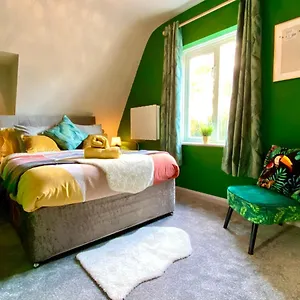 Stylish Beachside Haven: 2-bedroom Near Apartment Bournemouth