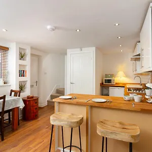 The Coach House, Centrally Located Detached Coach House Holiday home Cardiff