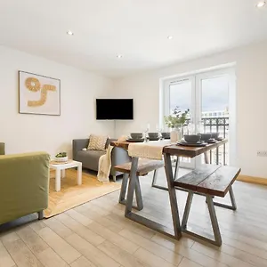 Coastal Charm Townhouse: Renovated 3-bedroom With Parking Apartment Bournemouth