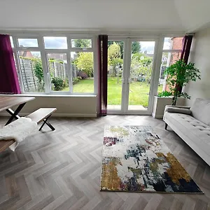 Holiday home Solihull - Great Location-4 Bedrooms, 7 Beds 10 Guests, Free Parking X3 - Mell Square, Jlr, Hs2 Driveway Parking - Nr A45 A41 M42 M6 Solihull Bypass-Nr Nec Bhx Airport Hs2 Sites- Spacious House Perfect 4 Big And Small Groups - Fully Equipped, Solihull